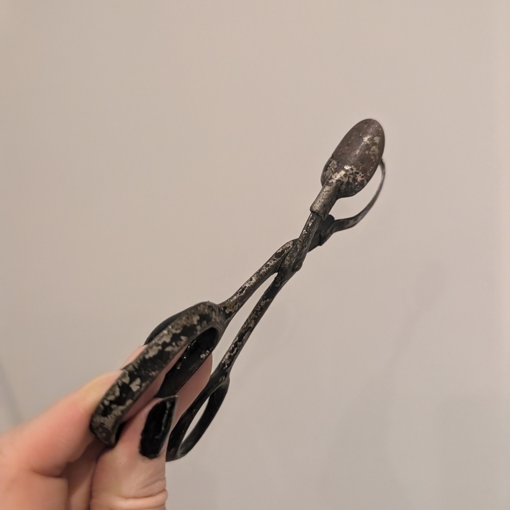 Vintage Metal Scissors - Picture 2 of 7